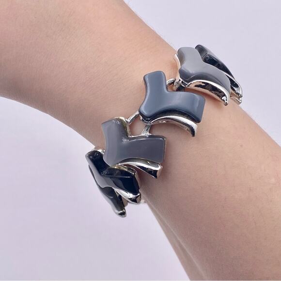 1960’s Era Vintage Charcoal and Light Grey Thermoset Lucite Bracelet - Picture 3 of 14